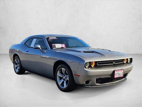 Used 2017 Dodge Challenger SXT image 3