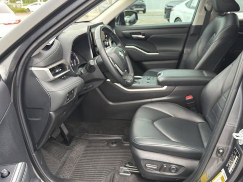 Used 2023 Toyota Highlander XLE FWD image 10