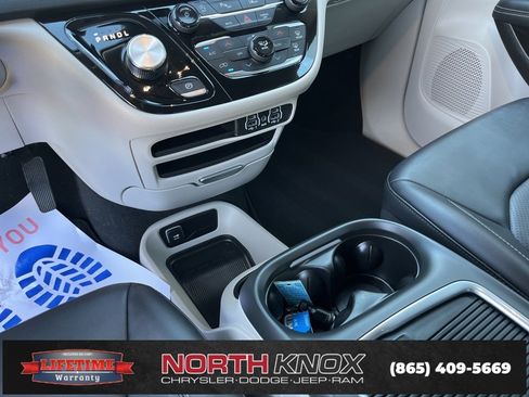 Used 2024 Chrysler Pacifica Touring-L image 11