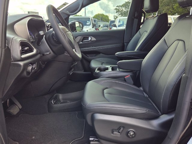 New 2027 Chrysler Pacifica Select FWD image 11
