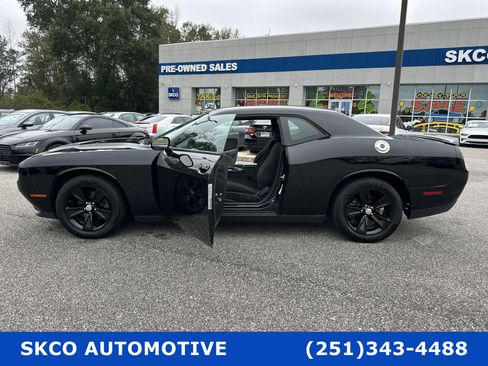 Used 2019 Dodge Challenger SXT image 31