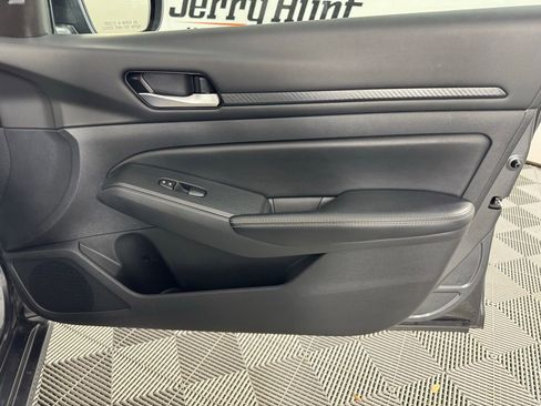 Used 2025 Nissan Altima 2.5 SV FWD image 42