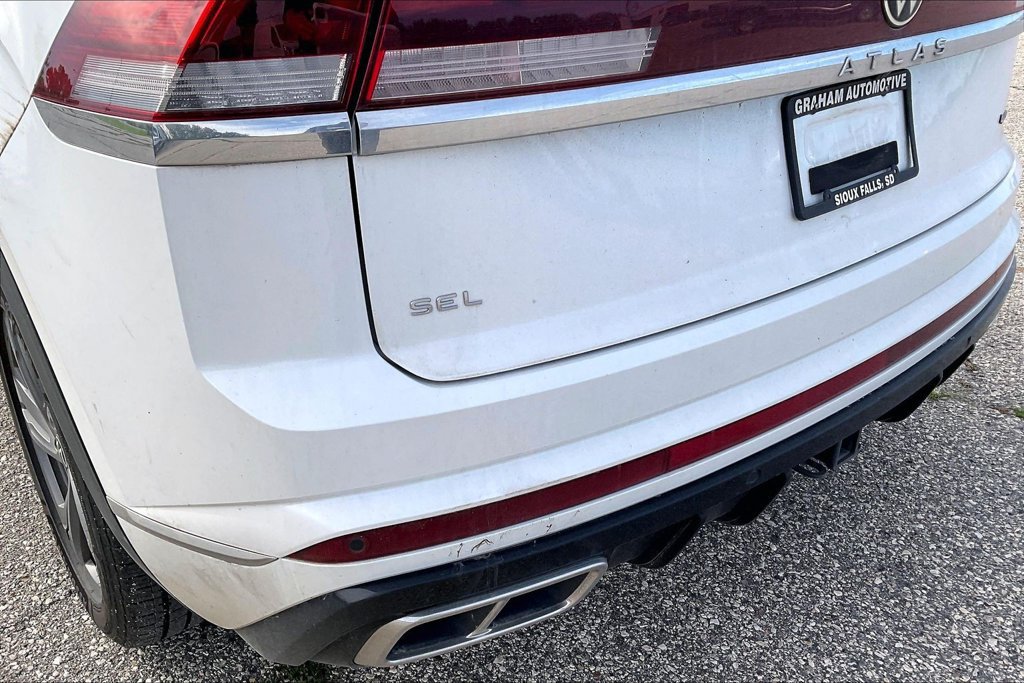 Used 2024 Volkswagen Atlas Cross Sport SEL R-Line AWD/4WD image 6