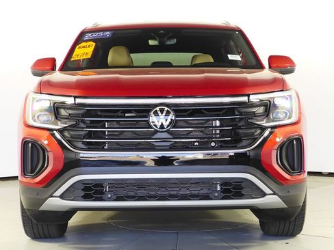 Certified 2025 Volkswagen Atlas Cross Sport SE FWD image 3