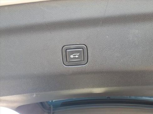 Used 2023 GMC Yukon SLT w/ SLT Luxury Package image 16