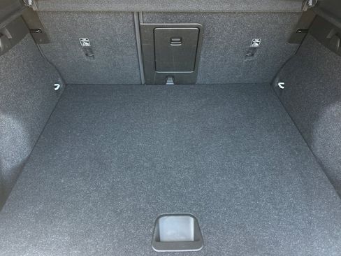 Used 2022 Volvo XC40 T5 Momentum image 14