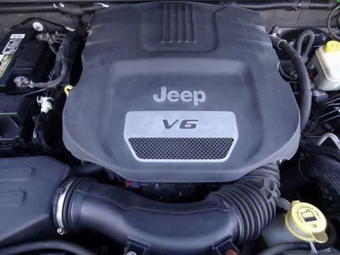 Used 2015 Jeep Wrangler Unlimited Sahara image 36