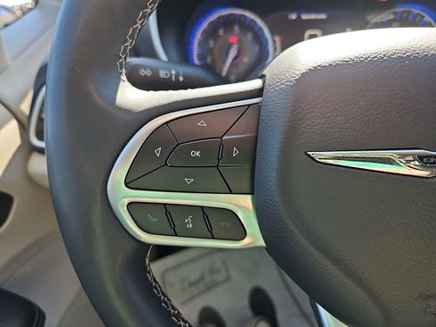 Used 2023 Chrysler Pacifica Touring-L image 22