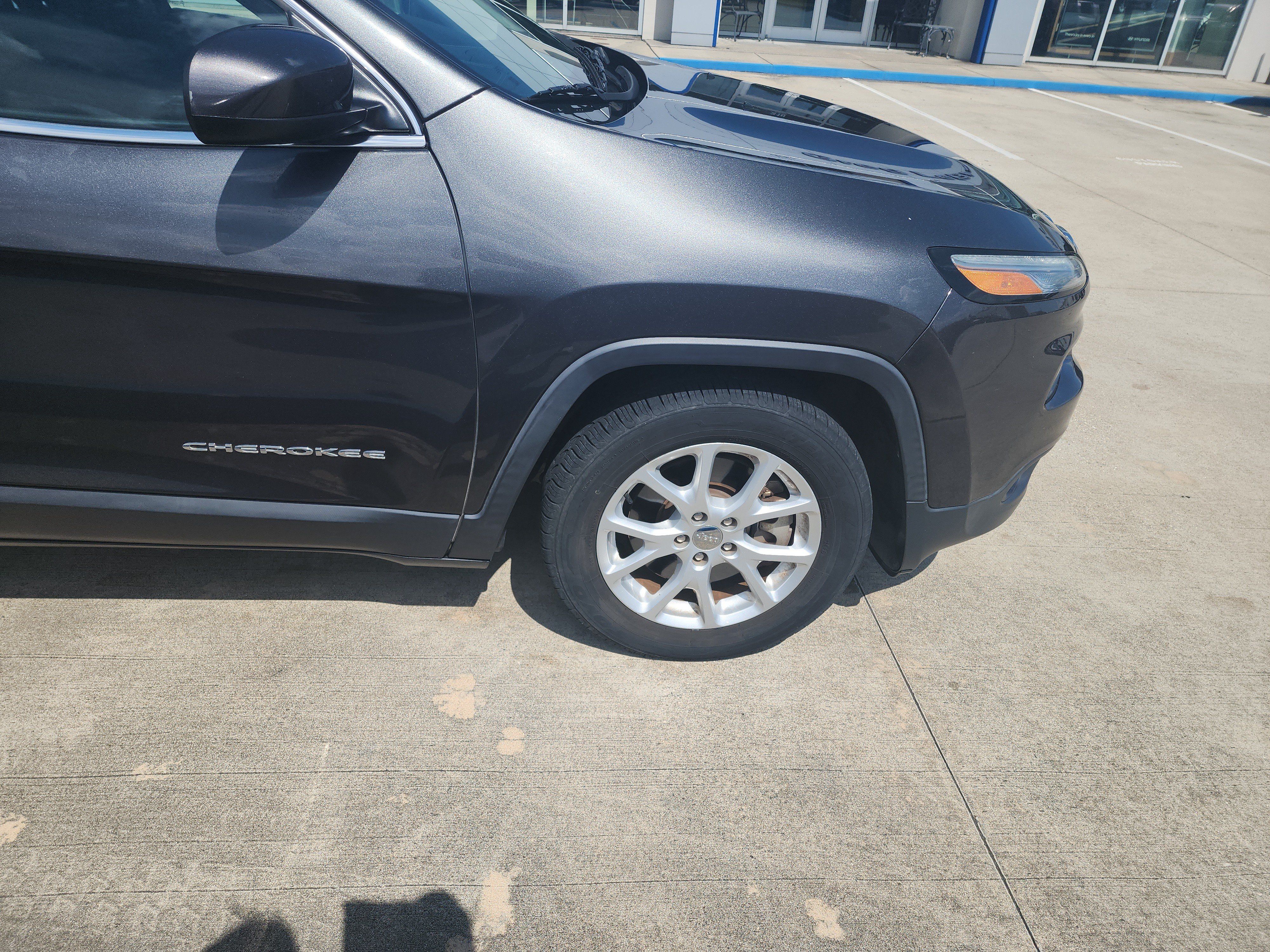 Used 2016 Jeep Cherokee Latitude w/ Comfort & Sound Group FWD image 9