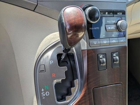 Used 2010 Toyota Venza FWD image 14