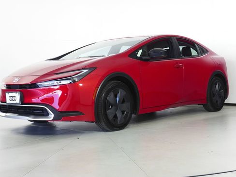 Used 2025 Toyota Prius Plug-In Hybrid image 2