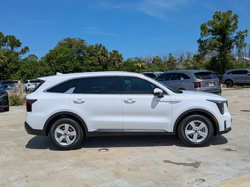 Certified 2024 Kia Sorento LX FWD image 9