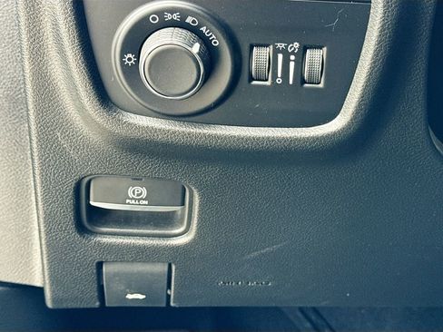 Used 2022 Jeep Grand Cherokee Altitude AWD/4WD image 12