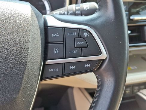 Used 2023 Toyota Highlander XLE AWD/4WD image 16