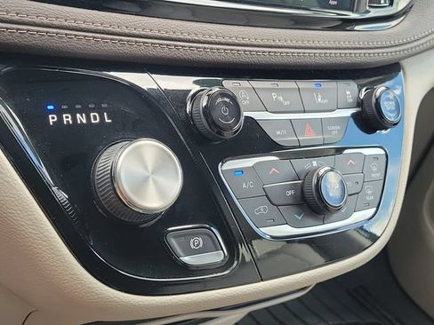 Used 2021 Chrysler Pacifica Touring-L FWD image 32