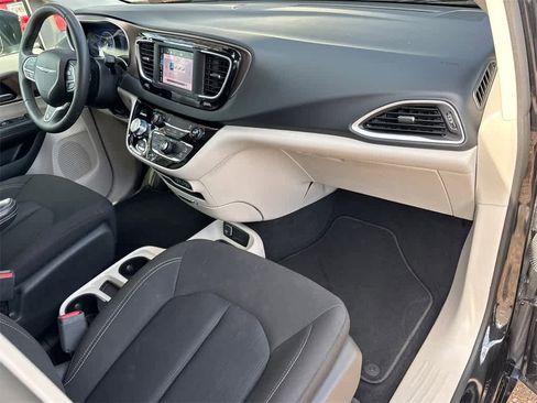 Used 2023 Chrysler Voyager LX image 13