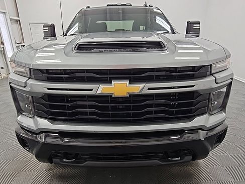 Used 2024 Chevrolet Silverado 2500 Custom w/ Custom Value Package image 3
