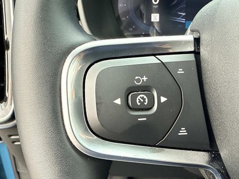 Certified 2025 Volvo XC40 B5 Plus image 28