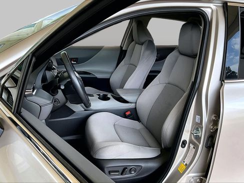 Used 2024 Toyota Venza LE AWD/4WD image 7