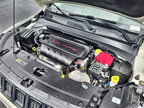 Used 2020 Jeep Compass Latitude image 17