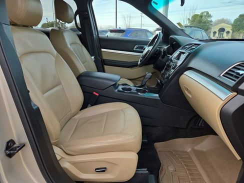Used 2017 Ford Explorer XLT image 19