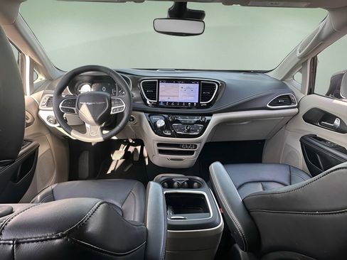 Used 2024 Chrysler Pacifica Select image 21