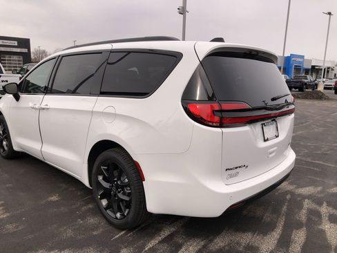 New 2026 Chrysler Pacifica Select image 12