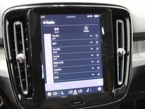 Used 2025 Volvo XC40 B5 Plus image 34