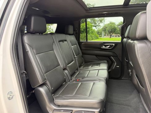 Used 2021 Chevrolet Suburban LT w/ LT Signature Package RWD image 12