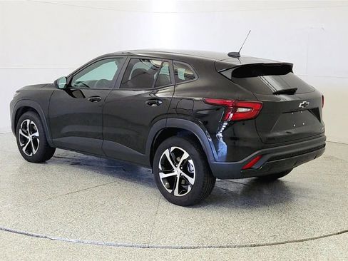 Used 2024 Chevrolet Trax RS w/ Sunroof Package FWD image 5