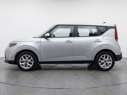 Used 2025 Kia Soul LX w/ LX Technology Package FWD image 5