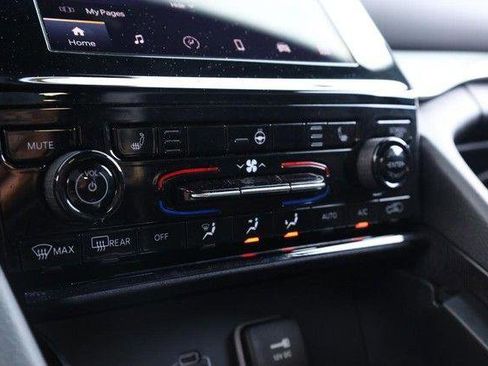 Used 2025 Jeep Grand Cherokee Altitude AWD/4WD image 13
