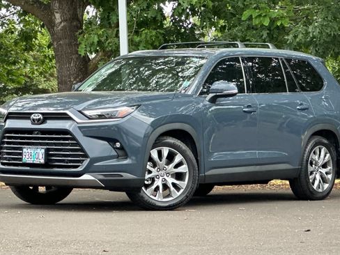 Used 2025 Toyota Grand Highlander AWD image 1