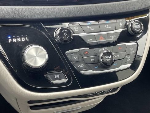Used 2024 Chrysler Pacifica Touring-L image 22