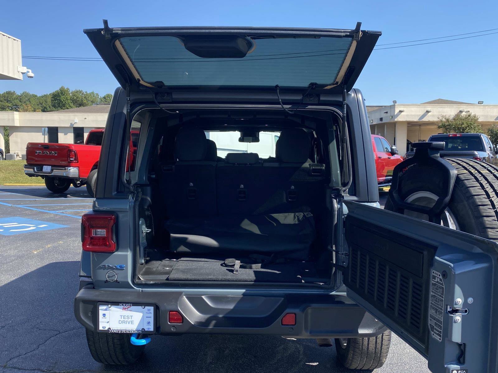 Used 2024 Jeep Wrangler Unlimited w/ Convenience Group AWD/4WD image 6