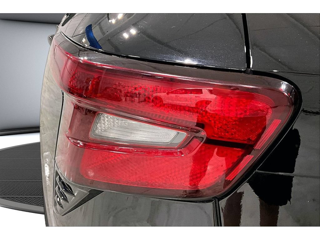 Used 2025 Chevrolet Trax LT FWD image 36