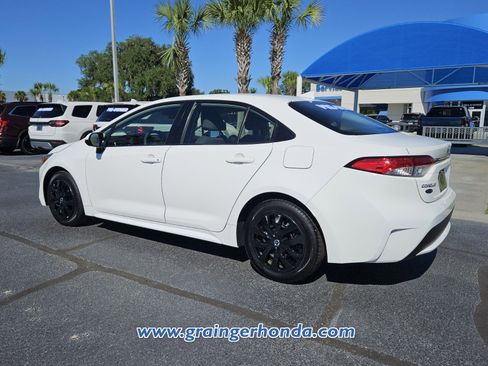 Used 2021 Toyota Corolla LE FWD image 3