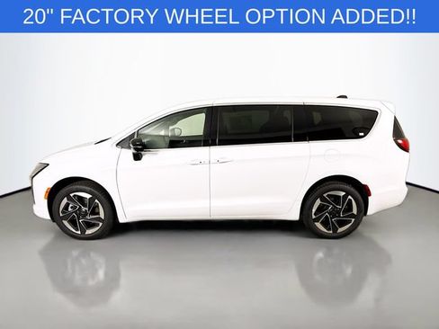 New 2027 Chrysler Pacifica Limited AWD/4WD image 4