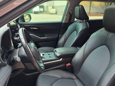 Used 2025 Toyota Highlander XLE FWD image 13