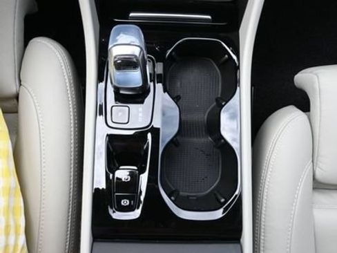 Used 2024 Volvo XC40 B5 Plus w/ Protection Package Premier AWD/4WD image 18