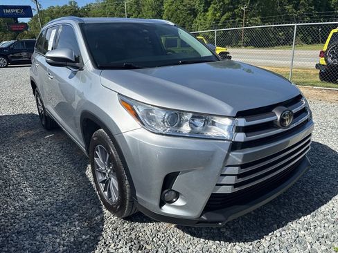 Used 2018 Toyota Highlander XLE FWD image 2