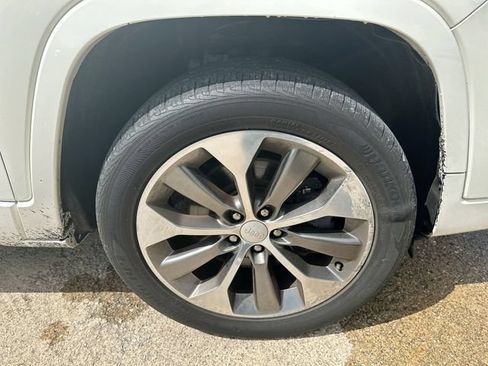 Used 2019 Jeep Cherokee Overland w/ Technology Group AWD/4WD image 50