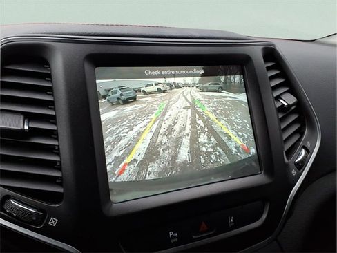 Used 2021 Jeep Cherokee Trailhawk image 20