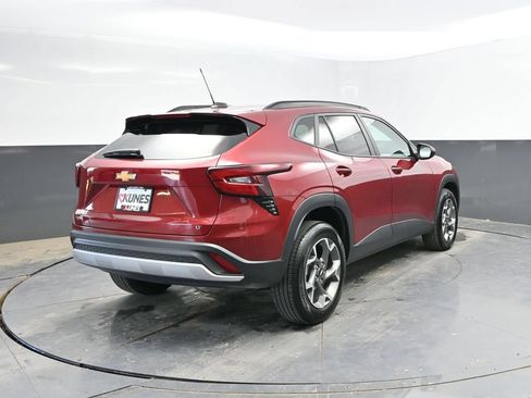 Used 2025 Chevrolet Trax LT FWD image 7