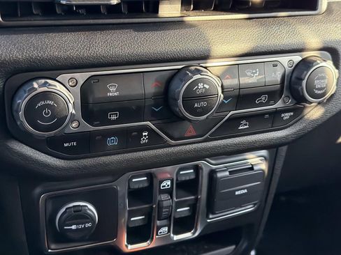 Used 2024 Jeep Wrangler Unlimited image 25