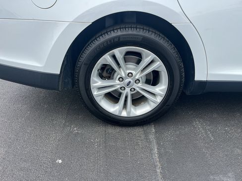 Used 2019 Ford Taurus SE FWD image 15