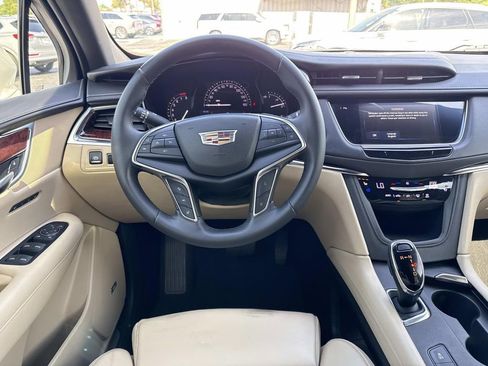 Used 2017 Cadillac XT5 Premium Luxury FWD image 17