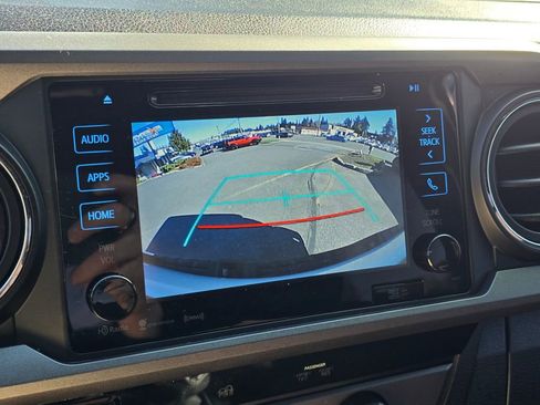 Used 2017 Toyota Tacoma TRD Sport w/ Tow Package (A/T) image 29