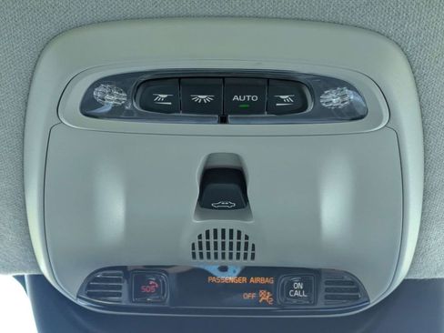 Used 2022 Volvo XC40 T5 Momentum w/ Premium Package image 23