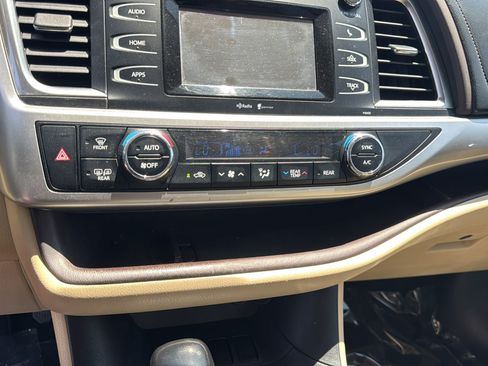 Used 2015 Toyota Highlander Plus FWD image 26